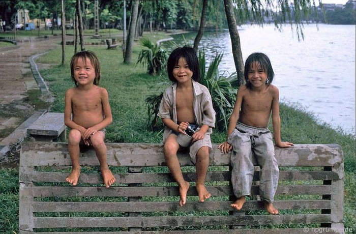 Trẻ em lang thang ở Hồ Gươm, 1991.